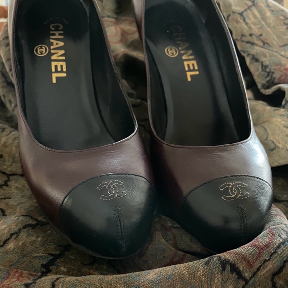 REDUCED Authentic ✨  CHANEL  pumps in aubergine w cap toe logo.  Size 38.5 - Picture 8 of 15